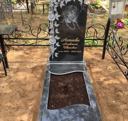 Памятник с крестом и надгробной плитой из гранита.